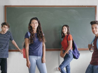 companeros de clase y pizarra